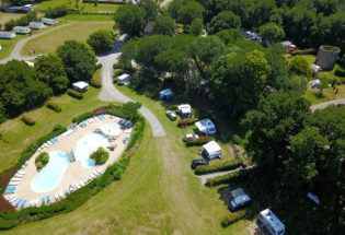 espace aquatique vu du ciel et emplacements de camping-caravaning Balcon de la Baie