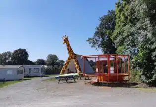 Girafe gonflable et jeux camping le Balcon de la Baie