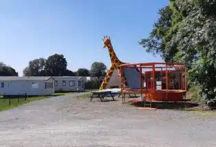 Trampoline et girafe gonflable dans camping mont saint michel