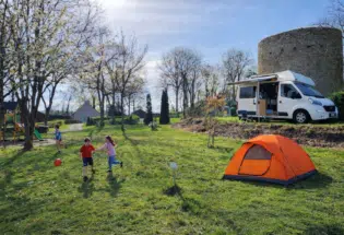 Enfants jouant sous le soleil d'été