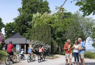 famille devant l'accueil